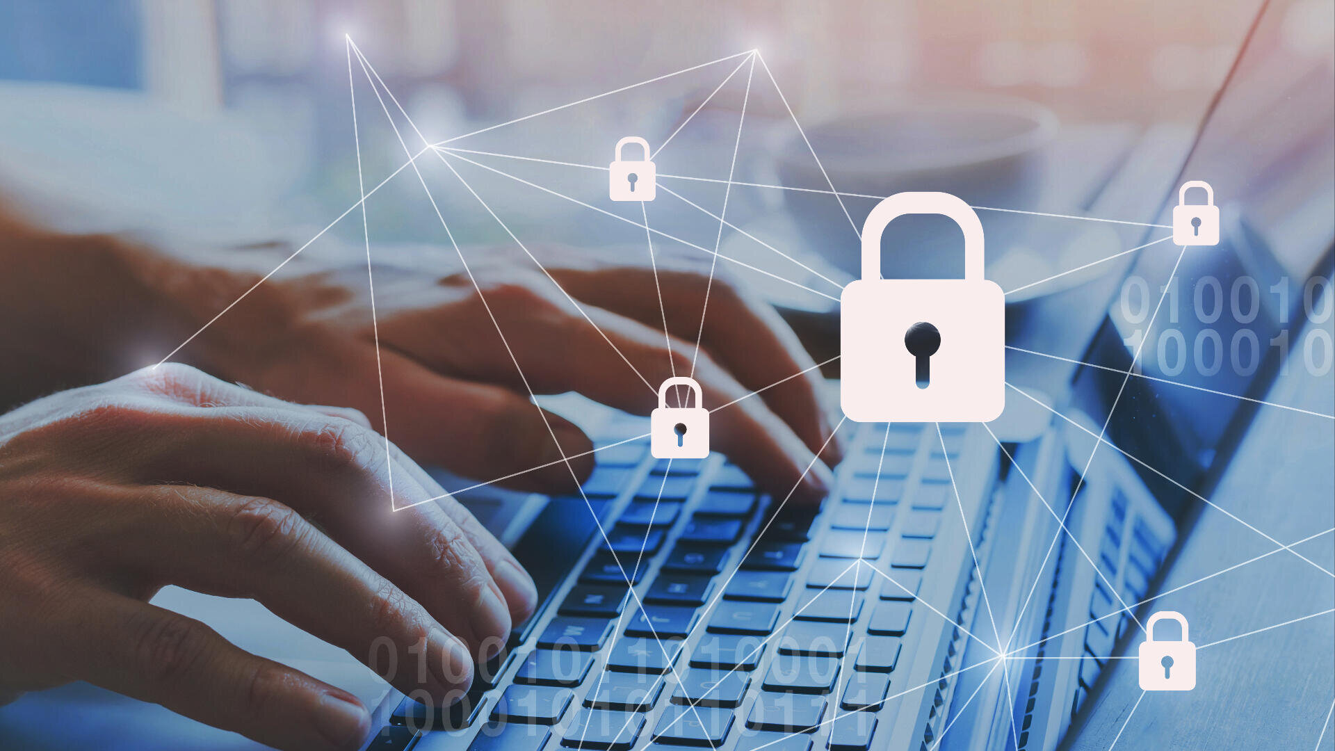 Hände tippen auf einer Laptoptastatur mit illustrierten Vorhängeschlosssymbolen und darüber gelegten Netzwerklinien, die Cybersicherheit und Datenschutz symbolisieren.