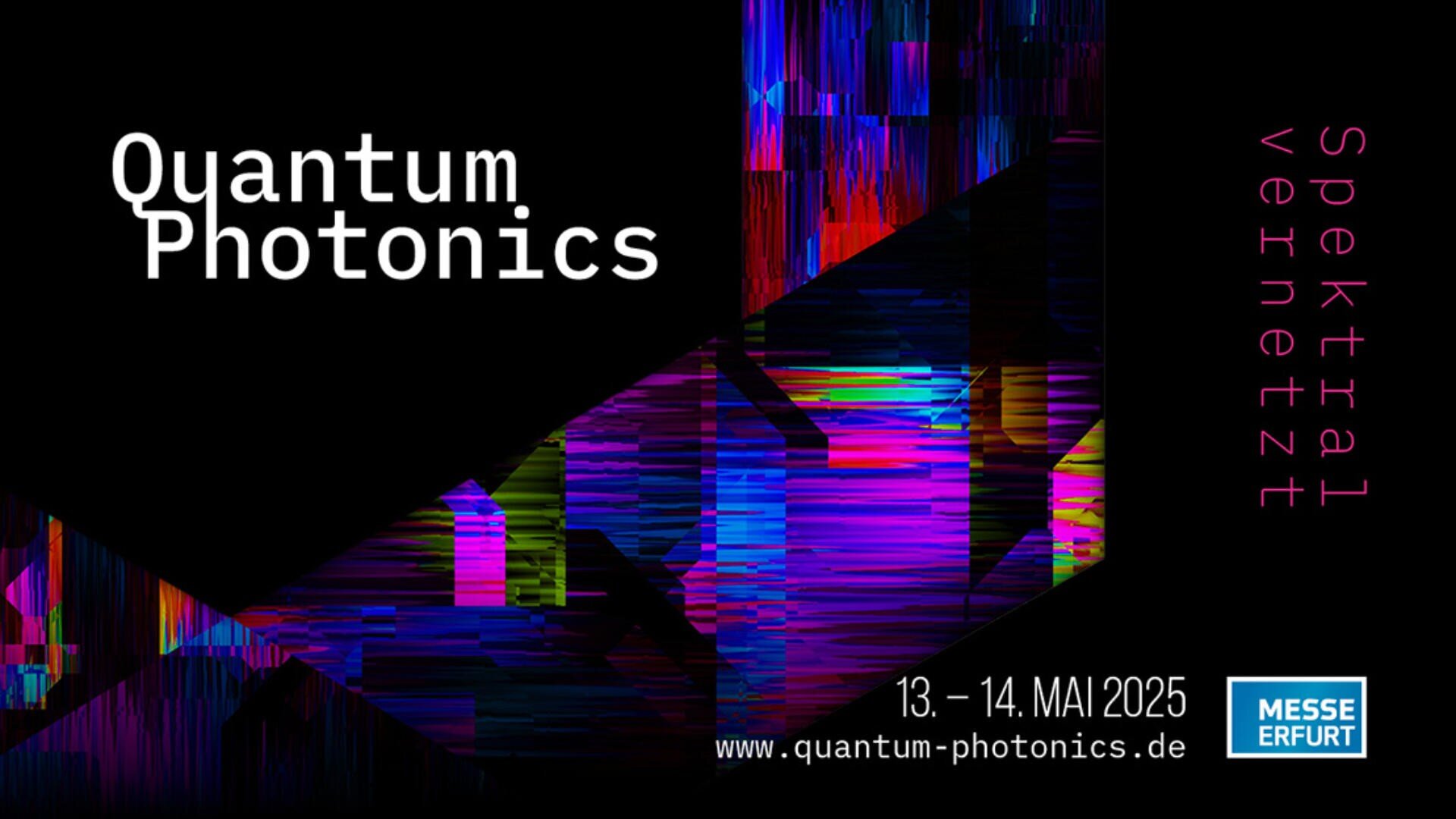 Veranstaltungsplakat für Quantenphotonik mit bunten abstrakten Lichtmustern auf schwarzem Hintergrund, Veranstaltungsdatum 13.-14. Mai 2025, Website-Link und den Worten Spektral vernetzt und Messe Erfurt an der Seite.
