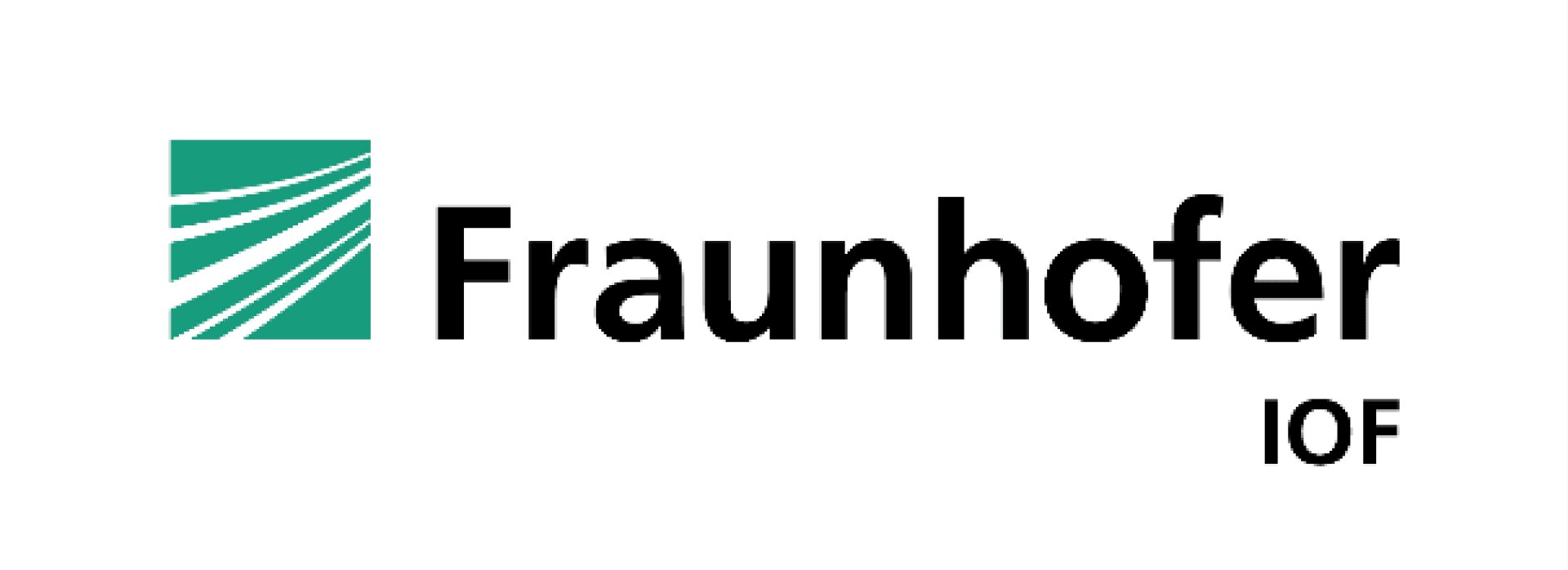 Das Logo des Fraunhofer IOF besteht aus einem grünen Quadrat mit weißen geschwungenen Linien auf der linken Seite und den Worten Fraunhofer IOF in fettem schwarzen Text auf der rechten Seite.