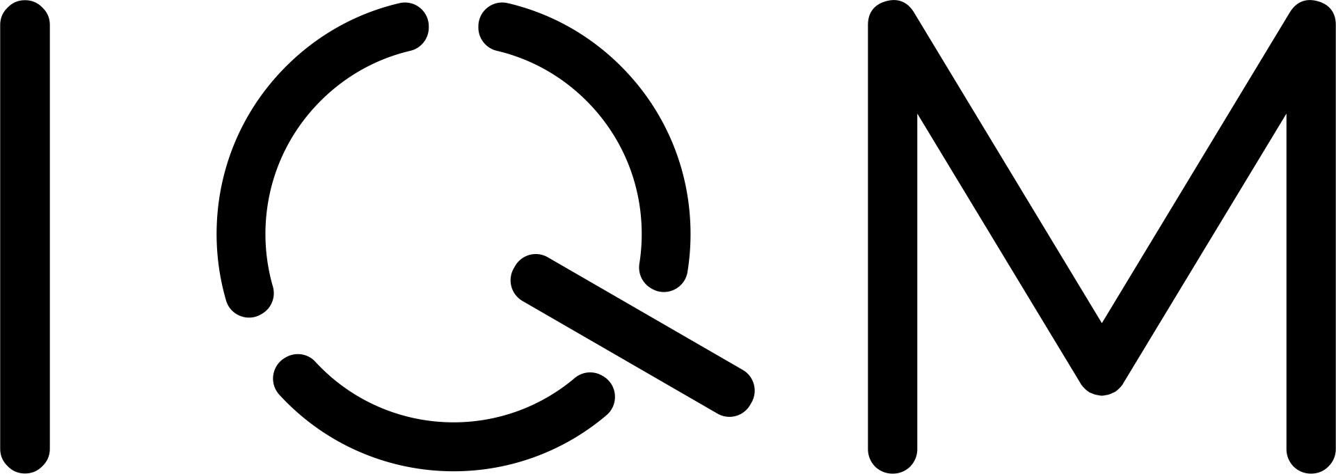 Schwarze stilisierte Buchstaben IQM auf weißem Hintergrund, wobei das Q einem kreisförmigen Umriss und einer diagonalen Linie ähnelt, wodurch ein modernes, minimalistisches Logodesign entsteht.