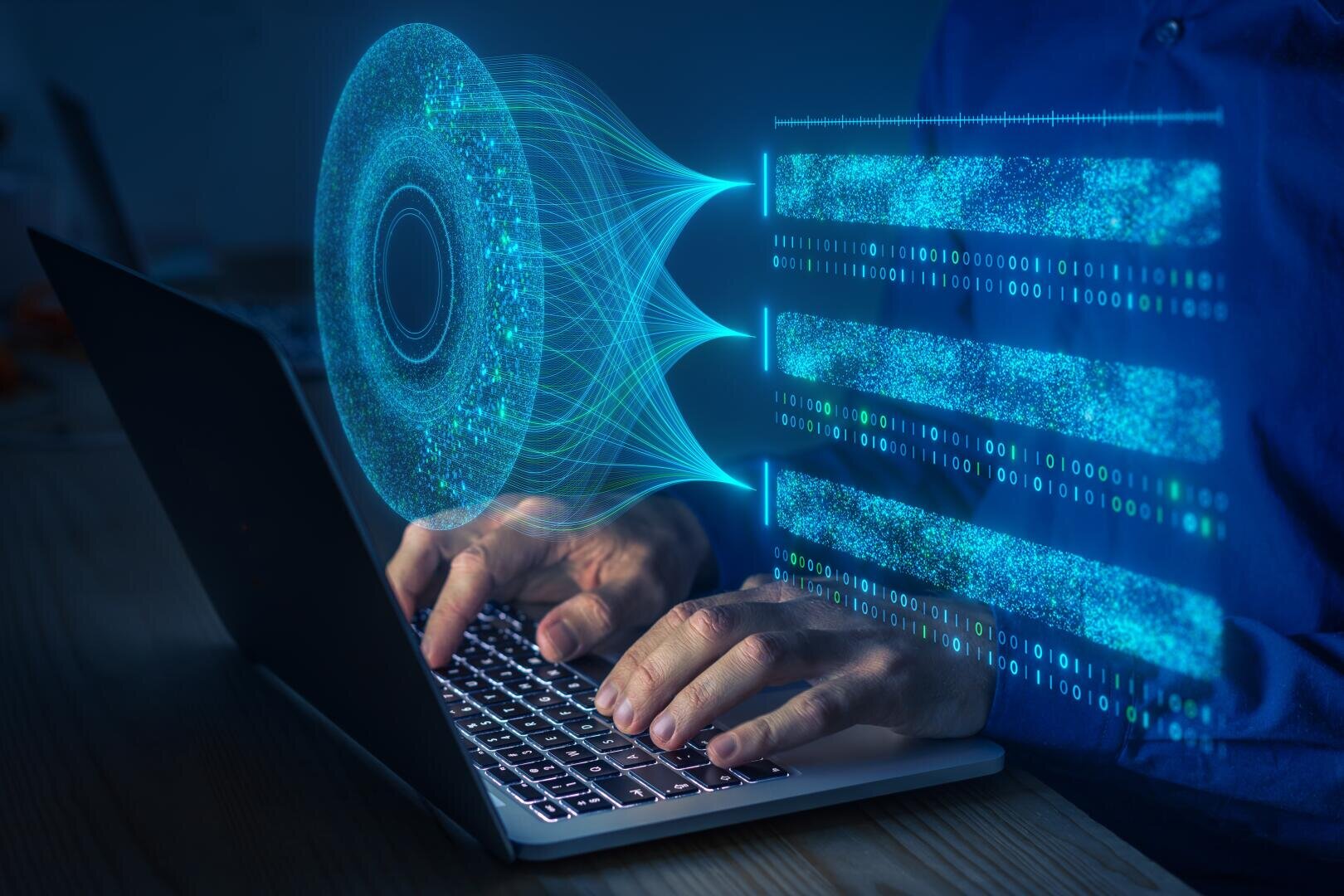 Eine Person tippt auf einer Laptoptastatur, während über dem Laptop holografisch eine digitale Visualisierung des Datenflusses und des Binärcodes erscheint, die künstliche Intelligenz oder maschinelles Lernen darstellt.