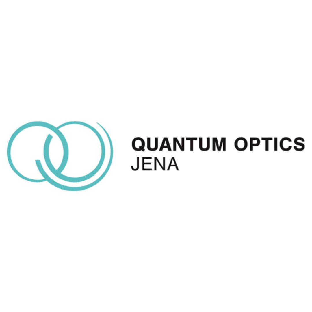 Das Logo besteht aus zwei sich überlappenden türkisfarbenen Kreisen auf der linken Seite und den Worten „QUANTUM OPTICS JENA“ in fettem schwarzen Text auf der rechten Seite, alles vor einem weißen Hintergrund.