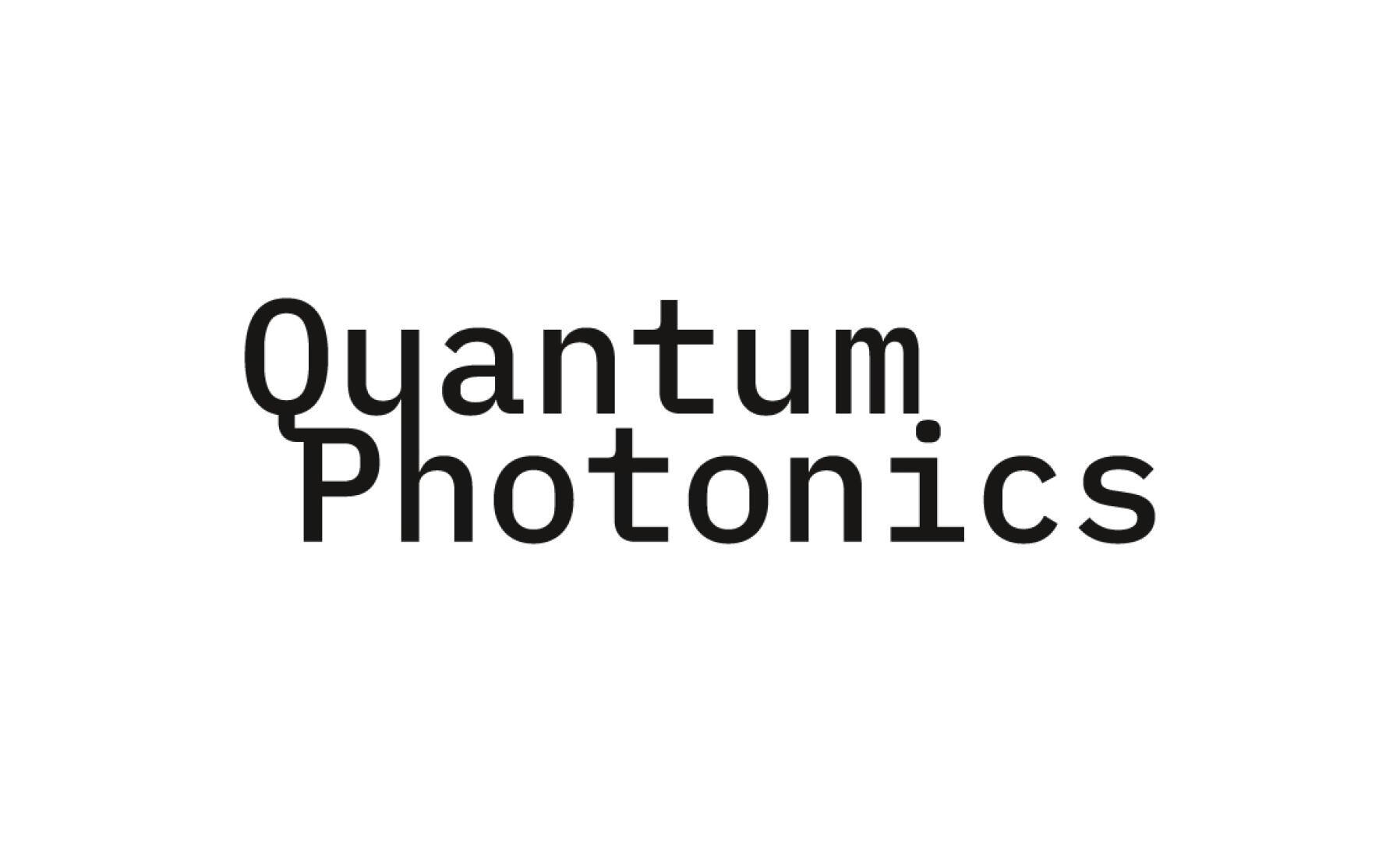 Schwarzer Text auf weißem Hintergrund lautet „Quantum Photonics“, wobei sich Q und P kreativ überlappen und vertikal ausgerichtet sind.