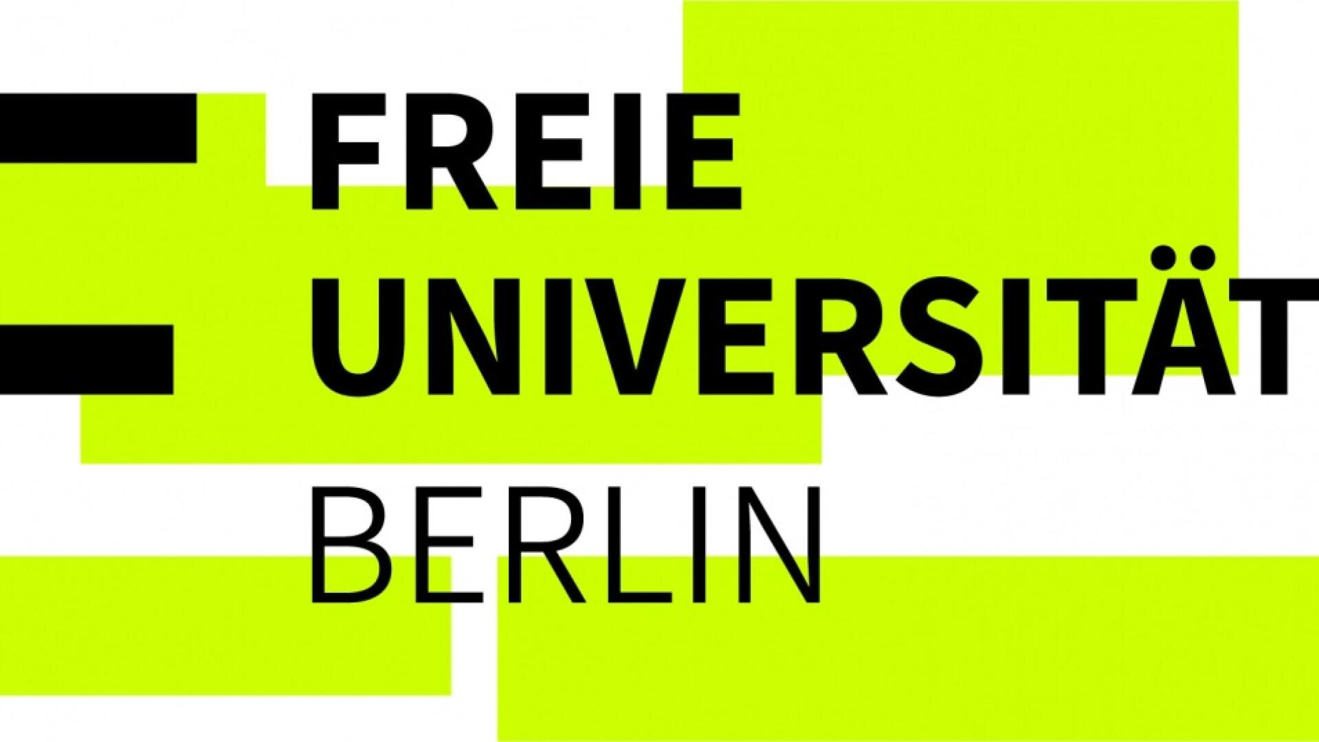 Logo der Freien Universität Berlin mit fettem schwarzen Text auf überlappenden hellgelbgrünen Rechtecken, darunter kleinerer BERLIN-Text.